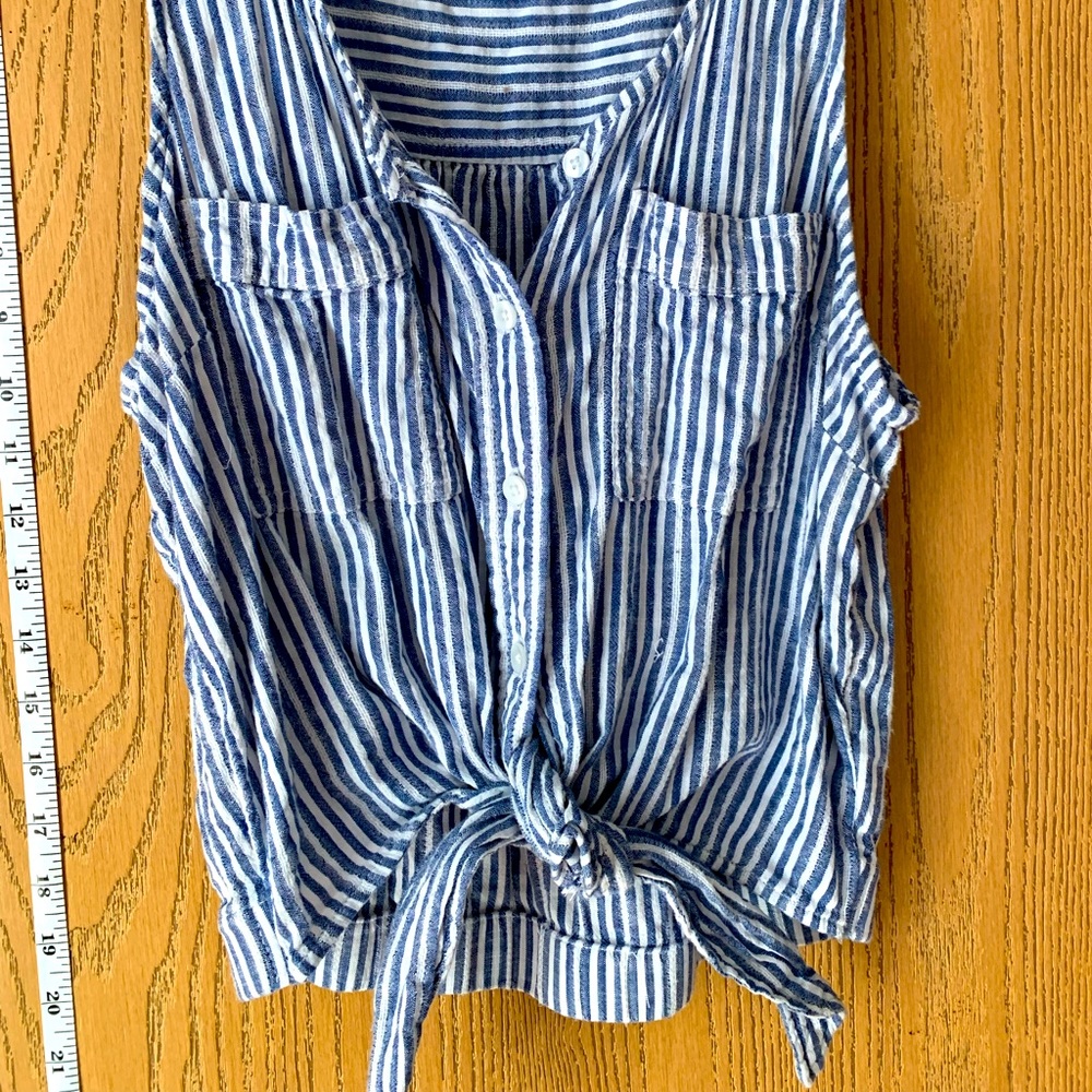 Short sleeveless top